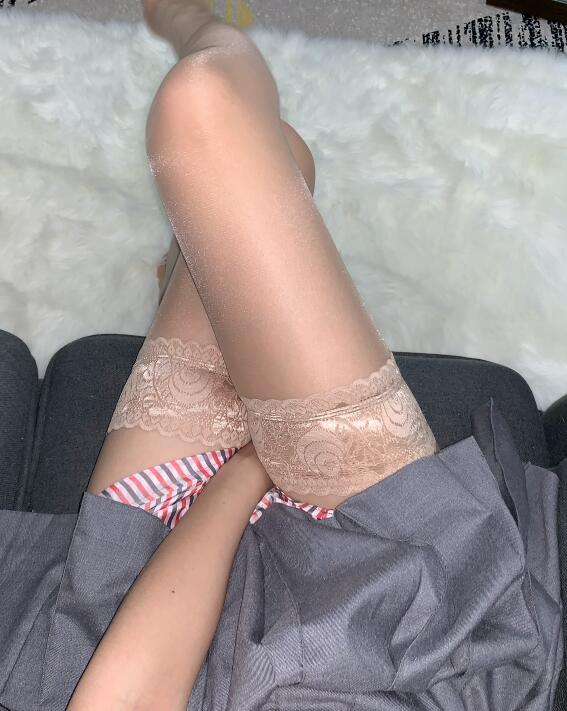  老板揉搓秘书丰满大乳