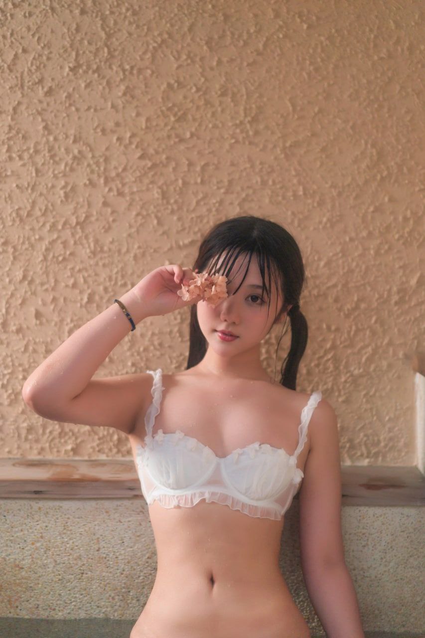 扒开粉嫩小泬舌头伸进去视频